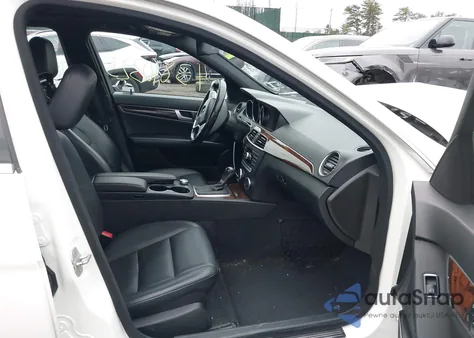 2013 Mercedes-Benz C 300 Sport 4Matic z USA, uszkodzony, nr VIN WDDGF8AB1DG088748